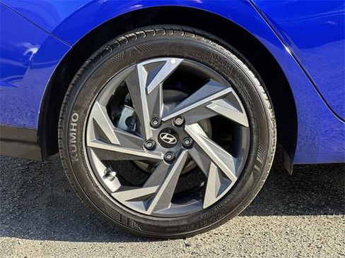 Used 2025 Hyundai Elantra SEL image 32