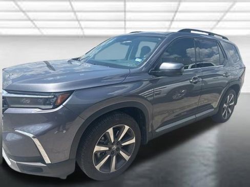 Used 2025 Honda Pilot Touring image 1