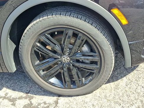 Used 2022 Volkswagen Tiguan SE R-Line image 11