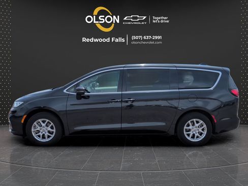 Used 2023 Chrysler Pacifica Touring-L FWD image 2