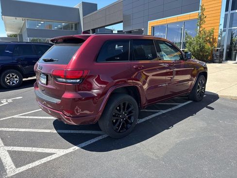Used 2021 Jeep Grand Cherokee Laredo X AWD/4WD image 3