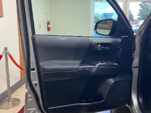 Used 2021 Toyota Tacoma TRD Sport RWD image 12