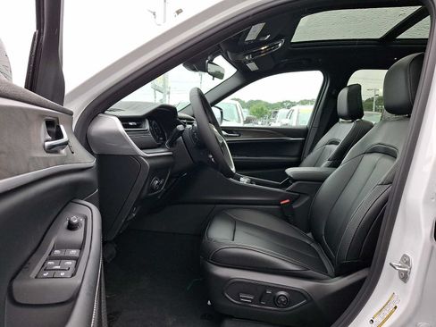 New 2026 Jeep Grand Cherokee Limited w/ Limited Altitude Package AWD/4WD image 9
