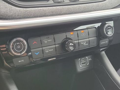 Used 2022 Jeep Compass Latitude w/ Sun and Sound Group AWD/4WD image 21