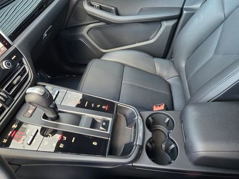 Used 2025 Porsche Macan image 23
