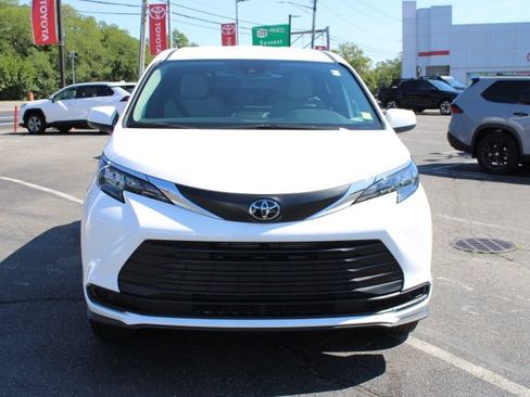 Used 2026 Toyota Sienna LE FWD image 7