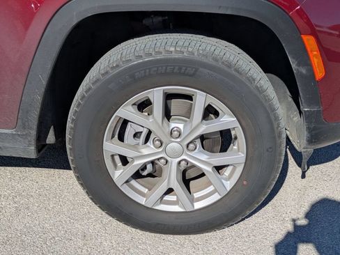 Used 2025 Jeep Grand Cherokee Laredo X RWD image 20