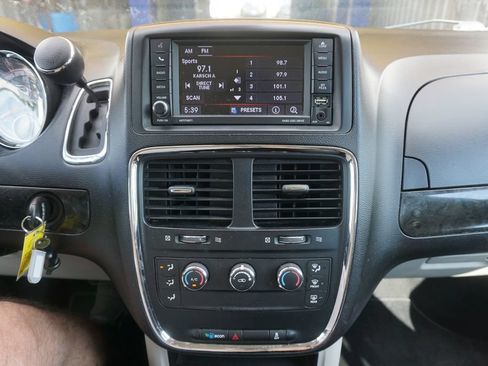 Used 2020 Dodge Grand Caravan SE FWD image 6
