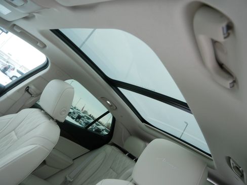 Used 2022 Buick Envision Avenir w/ Technology Package II image 21