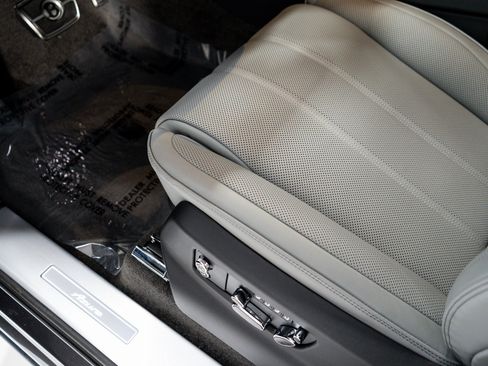 New 2025 Bentley Bentayga Extended Wheelbase image 12