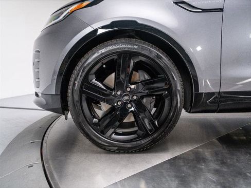 New 2025 Land Rover Discovery Dynamic SE image 9