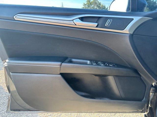 Used 2019 Ford Fusion SE FWD image 12