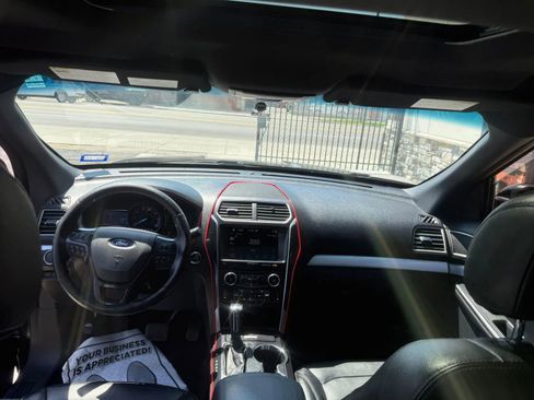 Used 2016 Ford Explorer XLT w/ Equipment Group 202A image 10