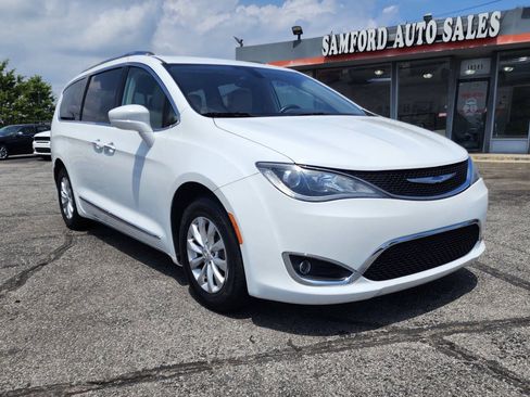 Used 2019 Chrysler Pacifica Touring-L FWD image 8