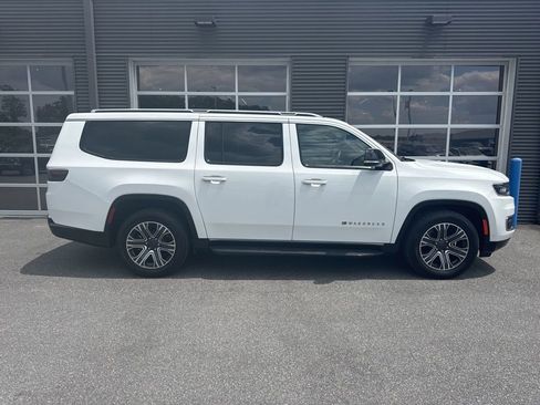 Used 2024 Jeep Wagoneer L Series II w/ Flexible Seating Group RWD image 4