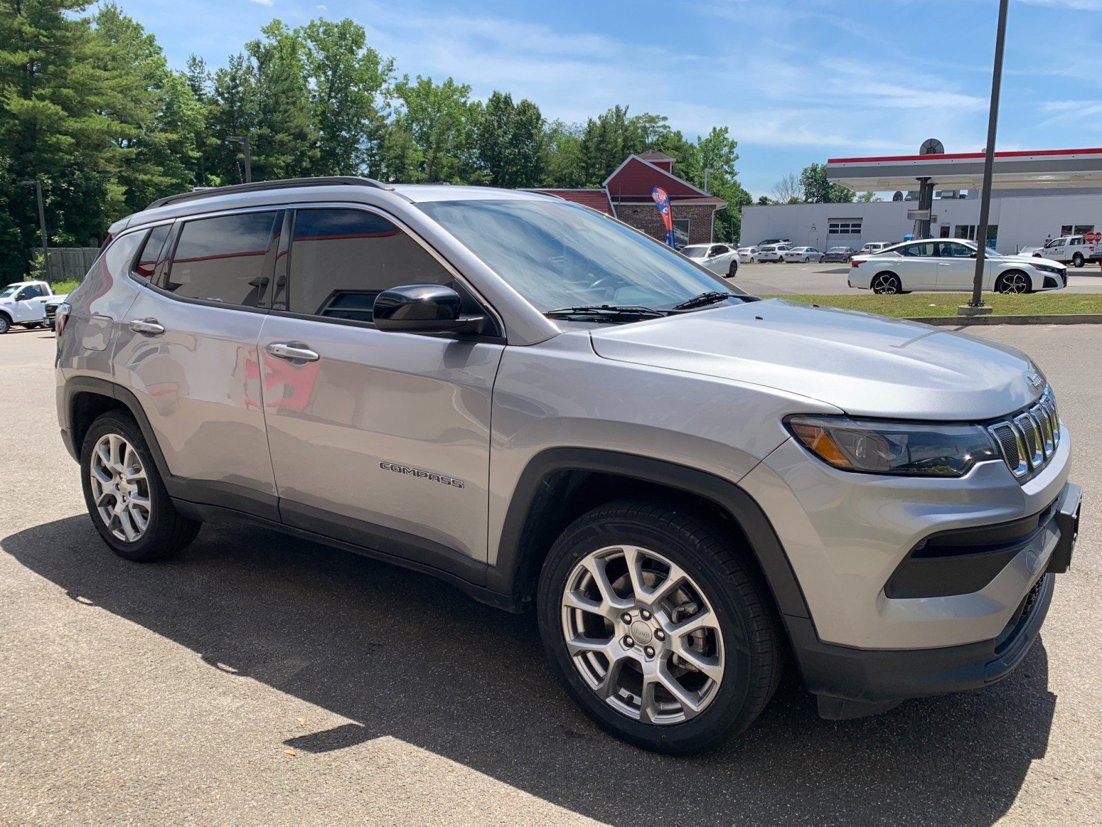Used 2022 Jeep Compass Latitude w/ Sun and Sound Group AWD/4WD image 3