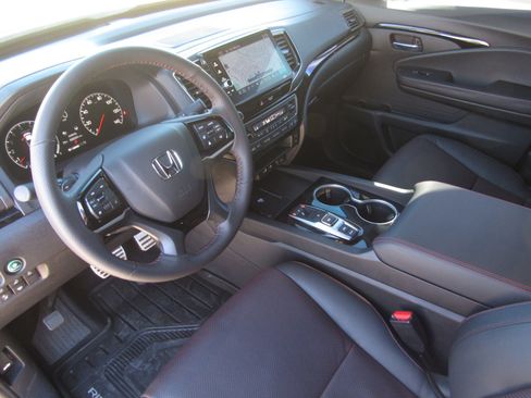 Used 2025 Honda Ridgeline Black Edition image 17