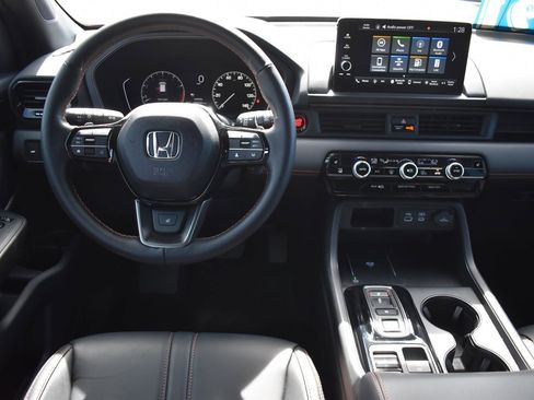 Used 2025 Honda Pilot TrailSport image 20