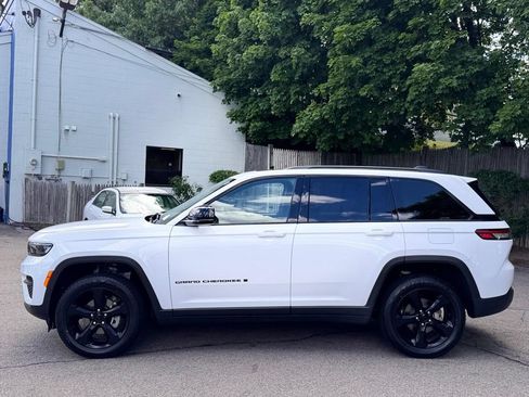 Used 2024 Jeep Grand Cherokee Altitude AWD/4WD image 3