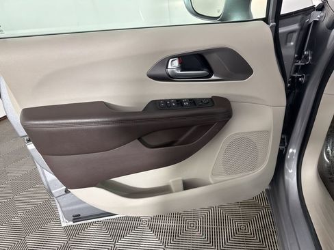 Used 2017 Chrysler Pacifica Touring-L w/ Tire & Wheel Group FWD image 22