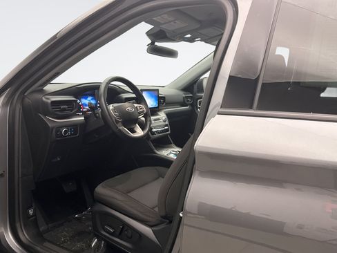 Used 2023 Ford Explorer XLT AWD/4WD image 10