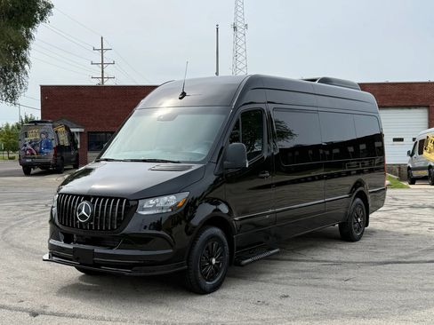 Used 2024 Mercedes-Benz Sprinter 2500 image 3