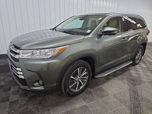 Used 2017 Toyota Highlander XLE AWD/4WD image 6