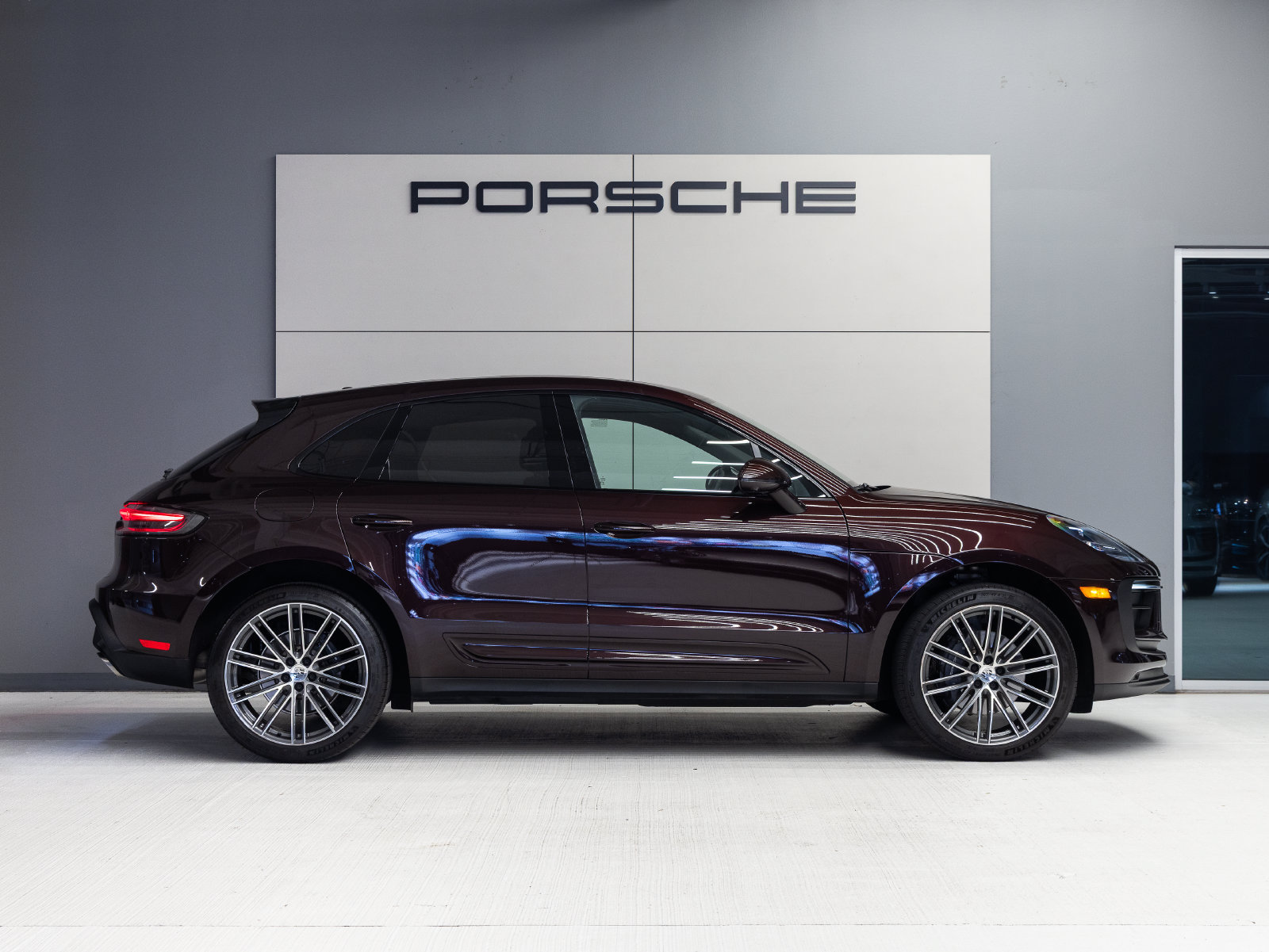 Certified 2024 Porsche Macan AWD/4WD image 8