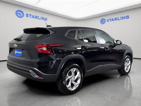 Used 2024 Chevrolet Trax LS w/ LS Convenience Package image 9