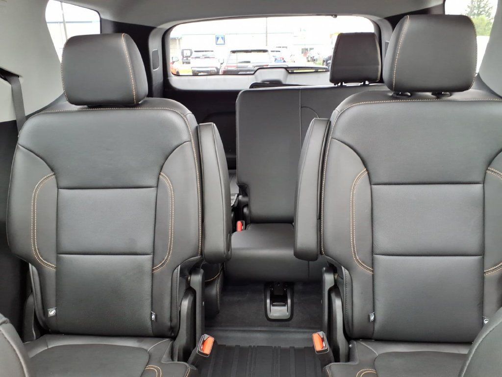Used 2020 Chevrolet Traverse Premier w/ LPO, Blackout Package FWD image 12