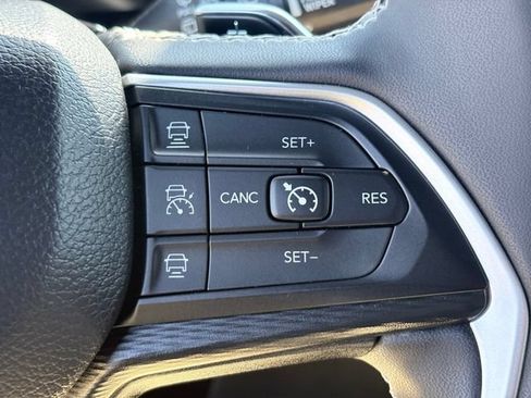 Used 2023 Jeep Grand Cherokee Altitude AWD/4WD image 14