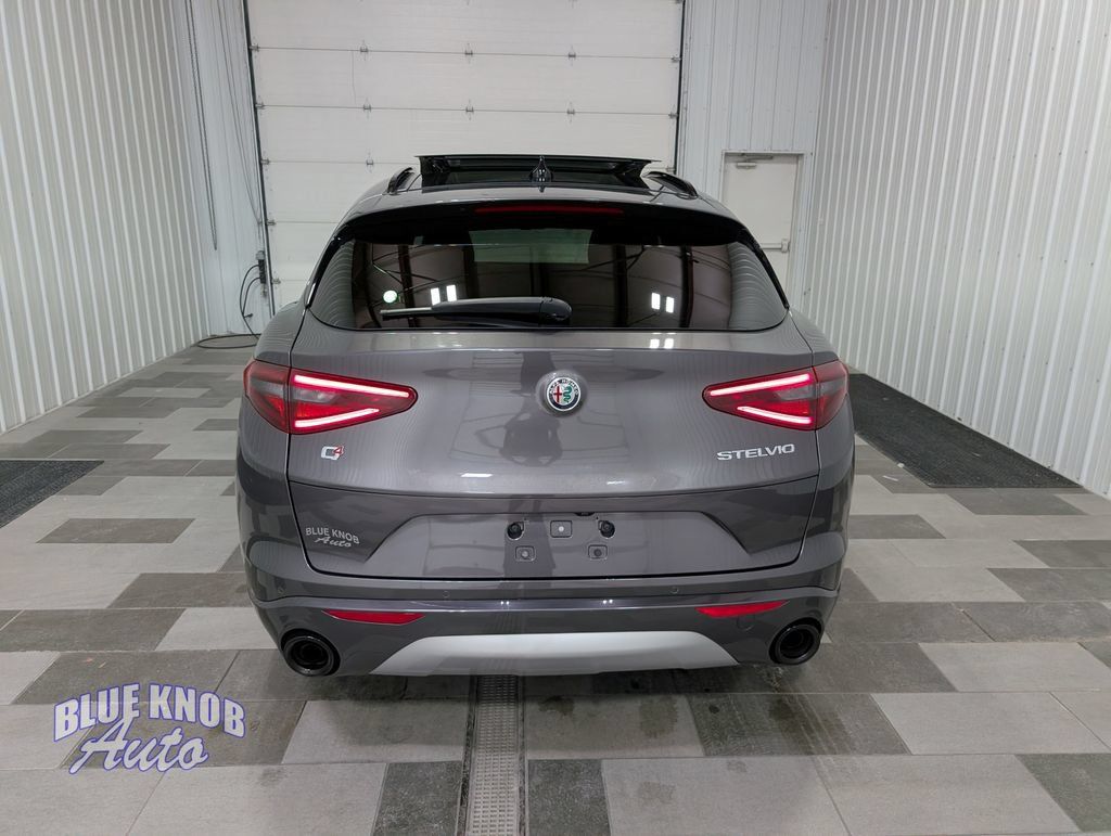 Used 2023 Alfa Romeo Stelvio Ti AWD/4WD image 3