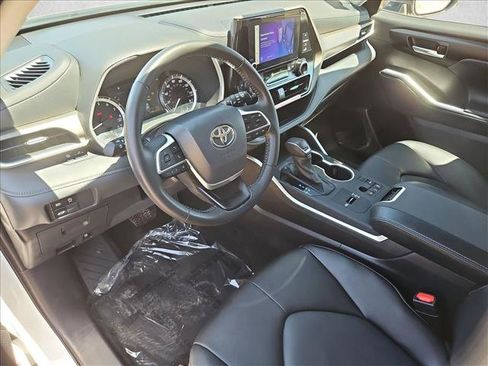 Used 2025 Toyota Highlander XLE FWD image 13