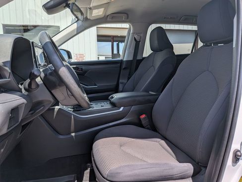 Used 2022 Toyota Highlander L FWD image 15
