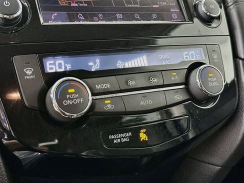 Used 2018 Nissan Rogue SL FWD image 18