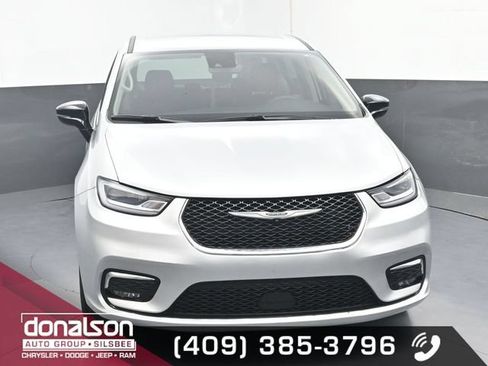 Used 2024 Chrysler Pacifica Touring-L FWD image 3