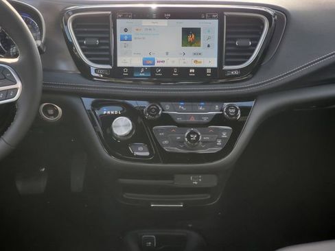 New 2026 Chrysler Pacifica Select image 17
