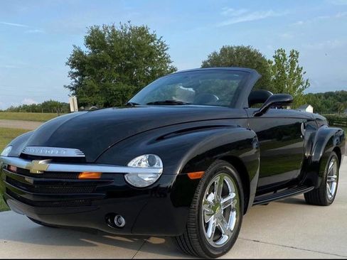 Used 2005 Chevrolet SSR w/ Preferred Equipment Group image 2