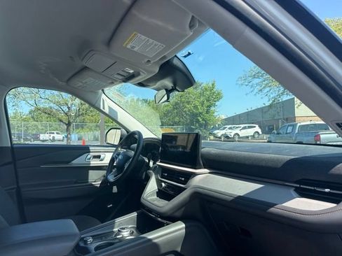 Used 2025 Ford Explorer Active AWD/4WD image 9