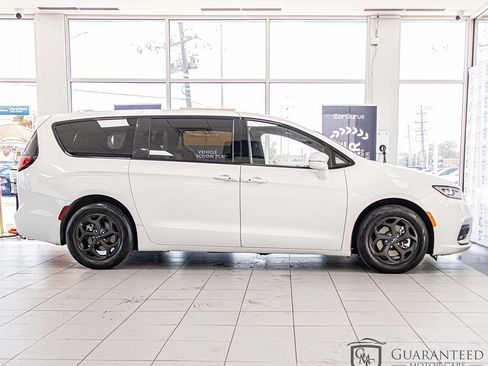 Used 2022 Chrysler Pacifica Touring-L w/ S Appearance Package FWD image 9