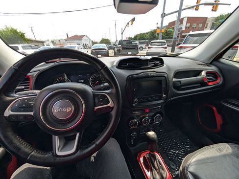 Used 2016 Jeep Renegade Trailhawk w/ Premium Trailhawk Package AWD/4WD image 21