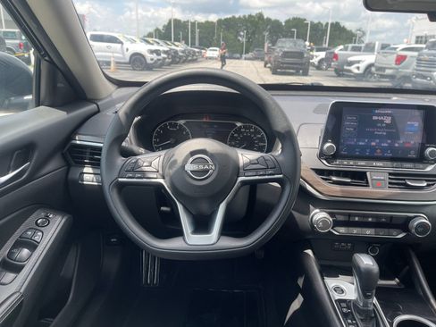 Used 2024 Nissan Altima 2.5 SV FWD image 16