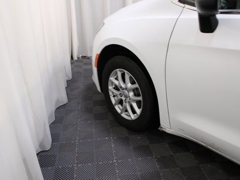 Used 2020 Chrysler Voyager Lxi image 25