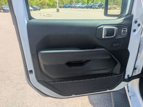 Used 2023 Jeep Wrangler Unlimited Sahara AWD/4WD image 15