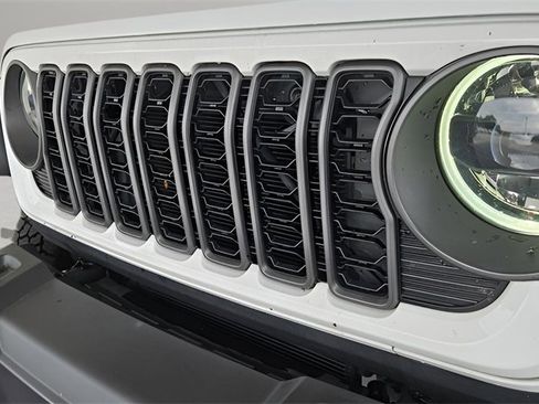 Used 2024 Jeep Gladiator Rubicon image 2