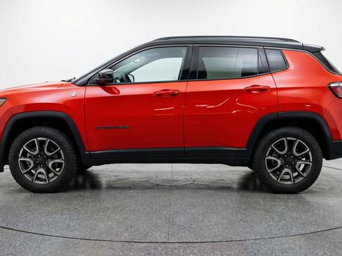 Used 2025 Jeep Compass Trailhawk image 5