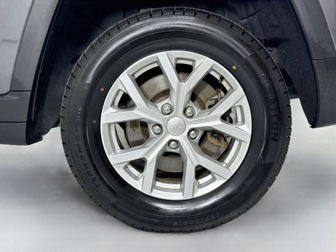 Used 2024 Jeep Grand Cherokee L Limited AWD/4WD image 9