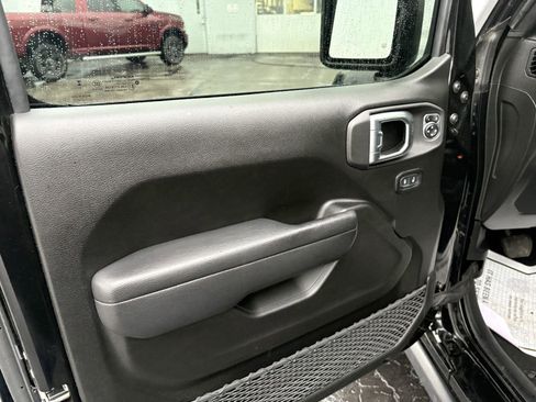 Used 2023 Jeep Gladiator Willys image 14