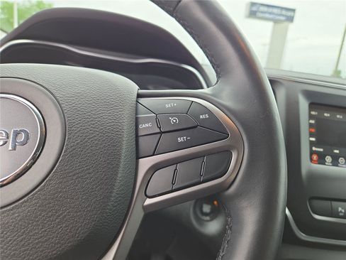Used 2019 Jeep Cherokee Latitude Plus w/ Cold Weather Group AWD/4WD image 13