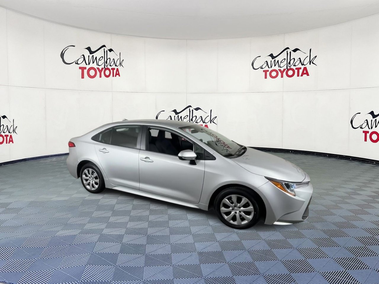 Used 2025 Toyota Corolla LE FWD image 2